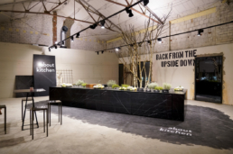 Banco buffet scuro sotto la copertura della sala per Ariostea Gala Dinner 2019