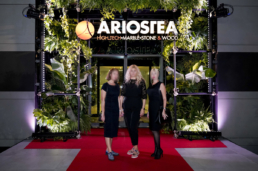 Ospiti davanti all’ingresso vegetale illuminato del Gala Dinner Ariostea 2019