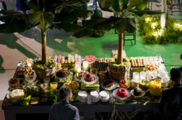 Dettaglio del buffet tra piante e composizioni vegetali per Ariostea Gala Dinner 2019