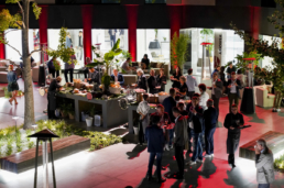 Sala del Gala Dinner Ariostea 2019 con ospiti, piante e tavoli