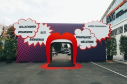 Ingresso scenografico a forma di bocca rossa per Iris Ceramica Gala Dinner 2017