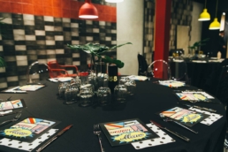Dettaglio della tavola con mise en place scura e grafiche pop art per Iris Ceramica Gala Dinner 2017