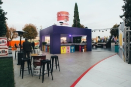 Struttura viola e tavoli alti nell’area esterna del Gala Dinner Iris Ceramica 2017