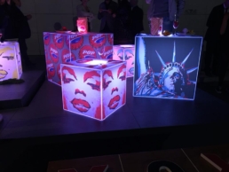 Cubi scenografici con volti pop art e illuminazione colorata al Gala Dinner Iris Ceramica 2017