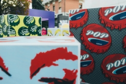 Pannelli scenografici con grafiche pop art all’esterno del Gala Dinner Iris Ceramica 2017