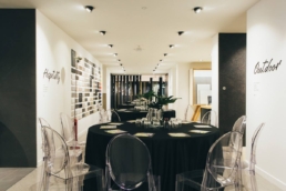 Sala con tavoli rotondi apparecchiati per Iris Ceramica Gala Dinner 2017
