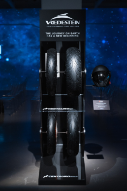 Vista frontale dell’espositore pneumatici Vredestein nello stand blu di EICMA 2019